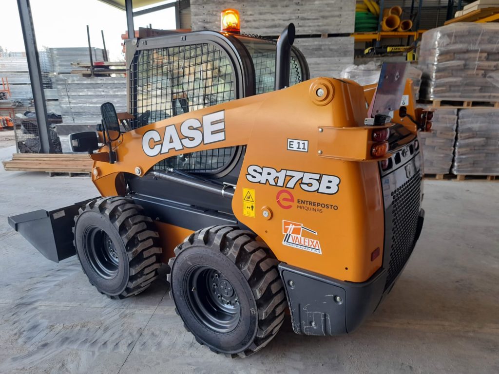 Minicarregadora de Rodas Case SR175