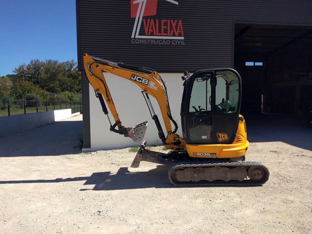 Miniescavadora JCB 8035